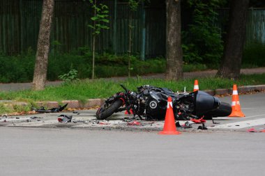 Saliutna caddesi ve Pavlo Virsky bulvarının kesişiminde bir trafik kazası meydana geldi. Bir motosiklet sürücüsü kötü durumdaki bir ambulans aracıyla götürüldü..
