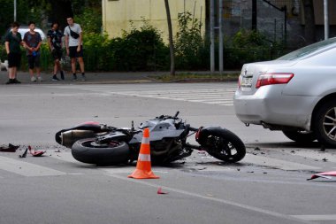 Saliutna caddesi ve Pavlo Virsky bulvarının kesişiminde bir trafik kazası meydana geldi. Bir motosiklet sürücüsü kötü durumdaki bir ambulans aracıyla götürüldü..