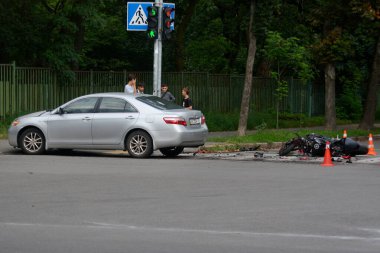 Saliutna caddesi ve Pavlo Virsky bulvarının kesişiminde bir trafik kazası meydana geldi. Bir motosiklet sürücüsü kötü durumdaki bir ambulans aracıyla götürüldü..