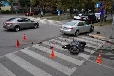 Saliutna caddesi ve Pavlo Virsky bulvarının kesişiminde bir trafik kazası meydana geldi. Bir motosiklet sürücüsü kötü durumdaki bir ambulans aracıyla götürüldü..