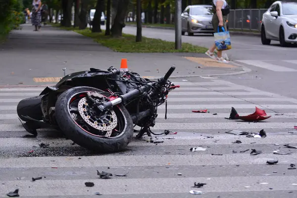 Saliutna caddesi ve Pavlo Virsky bulvarının kesişiminde bir trafik kazası meydana geldi. Bir motosiklet sürücüsü kötü durumdaki bir ambulans aracıyla götürüldü..
