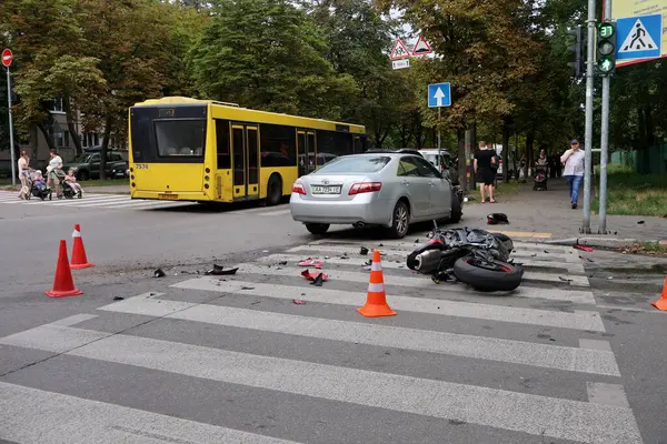 Saliutna caddesi ve Pavlo Virsky bulvarının kesişiminde bir trafik kazası meydana geldi. Bir motosiklet sürücüsü kötü durumdaki bir ambulans aracıyla götürüldü..