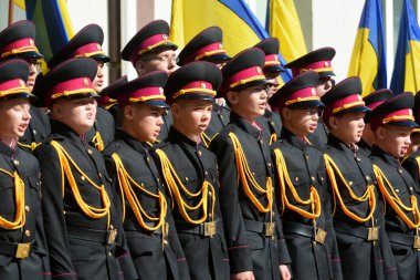 Öğrenciler, 27 Eylül 2024 'te Ukrayna' nın başkenti Kyiv 'de Büyük Volodymyr' in adını taşıyan Harp Okulu 'nda düzenlenen yemin töreninde sıraya girerler.. 