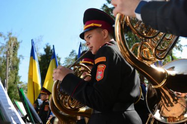 Harp okulu öğrencilerinin orkestrası, 27 Eylül 2024 'te Ukrayna' nın başkenti Kyiv 'de Büyük Volodymyr' in adını taşıyan Harp Okulu 'nda düzenlenen yemin töreninde performans sergiledi.. 