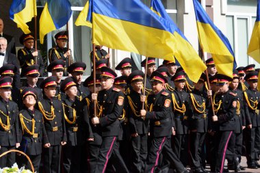 Öğrenciler, 27 Eylül 2024 'te Ukrayna' nın başkenti Kyiv 'de Büyük Volodymyr' in adını taşıyan Harp Okulu 'nda düzenlenen yemin töreninde sıraya girerler.. 