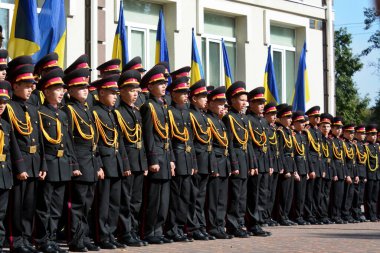 Öğrenciler, 27 Eylül 2024 'te Ukrayna' nın başkenti Kyiv 'de Büyük Volodymyr' in adını taşıyan Harp Okulu 'nda düzenlenen yemin töreninde sıraya girerler.. 