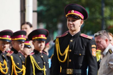 Öğrenciler, 27 Eylül 2024 'te Ukrayna' nın başkenti Kyiv 'de Büyük Volodymyr' in adını taşıyan Harp Okulu 'nda düzenlenen yemin töreninde sıraya girerler.. 