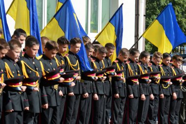 Öğrenciler, 27 Eylül 2024 'te Ukrayna' nın başkenti Kyiv 'de Büyük Volodymyr' in adını taşıyan Harp Okulu 'nda düzenlenen yemin töreninde sıraya girerler.. 