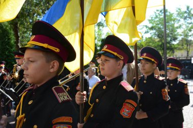 Öğrenciler, 27 Eylül 2024 'te Ukrayna' nın başkenti Kyiv 'de Büyük Volodymyr' in adını taşıyan Harp Okulu 'nda düzenlenen yemin töreninde sıraya girerler.. 