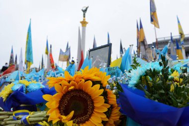 Ukrayna 'nın başkenti Kyiv' de 1 Ekim 2024 'te ölen Ukraynalı askerlerin anısına düzenlenen doğaçlama törende, Bağımsızlık Meydanı' nda bayraklar dalgalanıyor..
