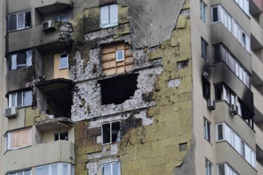 26 Ekim 2024 'te Ukrayna' nın başkenti Kyiv 'de Rus İHA saldırısının ardından hasar görmüş bir yerleşim yeri.. 