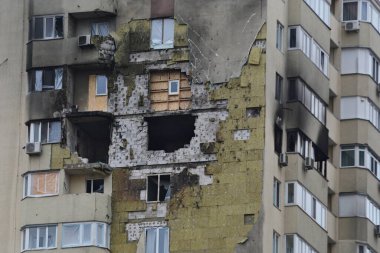26 Ekim 2024 'te Ukrayna' nın başkenti Kyiv 'de Rus İHA saldırısının ardından hasar görmüş bir yerleşim yeri.. 