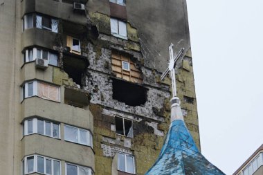 26 Ekim 2024 'te Ukrayna' nın başkenti Kyiv 'de Rus İHA saldırısının ardından hasar görmüş bir apartmanın önünde bir kilise haçı görüldü..