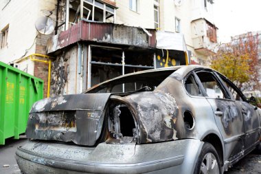 29 Ekim 2024 'te Ukrayna' nın başkenti Kyiv 'de bir Rus insansız hava aracı saldırısının ardından sokakta yanmış bir araba durağı bulundu. Gece boyunca, Rus ordusu insansız hava araçlarıyla şehre saldırdı.. 