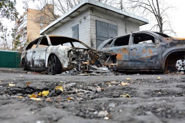 29 Ekim 2024 'te Ukrayna' nın başkenti Kyiv 'de bir Rus İHA saldırısının ardından yanan arabalar sokakta duruyor. Gece boyunca, Rus ordusu insansız hava araçlarıyla şehre saldırdı.. 