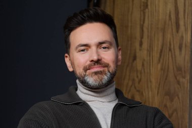 TV sunucusu Tymur Miroshnychenko, Ukrayna 'nın başkenti Ukrayna' nın başkenti Kyiv 'de 23 Ocak 2025 tarihinde gerçekleştirilen 2025 Eurovision Şarkı Yarışması için Ukrayna ulusal seçim aşaması olan Vidbir 2025 finalistlerinin çekilişi sırasında