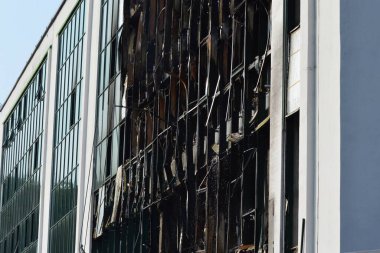 Rusya 'nın Ukrayna' nın başkenti Kyiv 'de Ukrayna' ya düzenlediği saldırıda bir Rus İHA 'sının çarptığı binanın ön cephesi yıkıldı ve yandı.