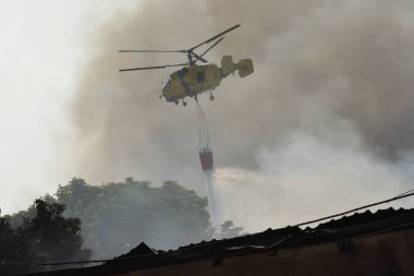 Rusya 'nın Ukrayna' nın Ukrayna 'nın başkenti Kyiv' de düzenlediği saldırı sırasında, bir itfaiye helikopteri Rus insansız hava aracı saldırısının yakınında uçuyor.