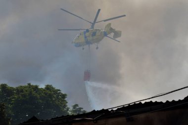 Rusya 'nın Ukrayna' nın Ukrayna 'nın başkenti Kyiv' de düzenlediği saldırı sırasında, bir itfaiye helikopteri Rus insansız hava aracı saldırısının yakınında uçuyor.