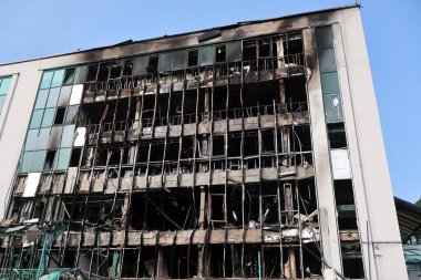 Rusya 'nın Ukrayna' nın başkenti Kyiv 'de Ukrayna' ya düzenlediği saldırıda bir Rus İHA 'sının çarptığı binanın ön cephesi yıkıldı ve yandı.