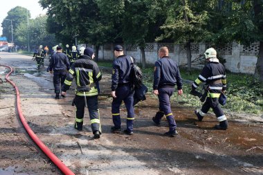 Rusya 'nın Ukrayna' nın Kyiv kentinde Ukrayna 'ya düzenlediği saldırı sırasında, bir Rus insansız hava aracı saldırısının gerçekleştiği yerde itfaiyeciler çalışıyor.