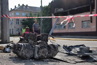 Rusya 'nın Ukrayna, Kyiv' de Ukrayna 'ya düzenlediği saldırıda bir Rus İHA' sının çarptığı binanın yakınında bir Shahed-136 enkazı bulunuyor.