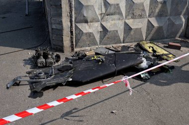 Rusya 'nın Ukrayna, Kyiv' de Ukrayna 'ya düzenlediği saldırıda bir Rus İHA' sının çarptığı binanın yakınında bir Shahed-136 enkazı bulunuyor.