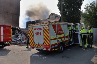 Rusya 'nın Ukrayna' nın Kyiv kentinde Ukrayna 'ya düzenlediği saldırı sırasında, bir Rus insansız hava aracı saldırısının gerçekleştiği yerde itfaiyeciler çalışıyor.