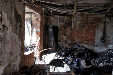 6 Haziran 2025 'te Ukrayna' nın başkenti Kyiv 'de Rus insansız hava aracı ve füze saldırısından sonra yanmış bir binanın içindeki manzara..