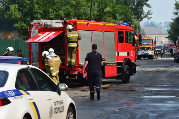 Rusya 'nın Ukrayna' nın Kyiv kentinde Ukrayna 'ya düzenlediği saldırı sırasında, bir Rus insansız hava aracı saldırısının gerçekleştiği yerde itfaiyeciler çalışıyor.