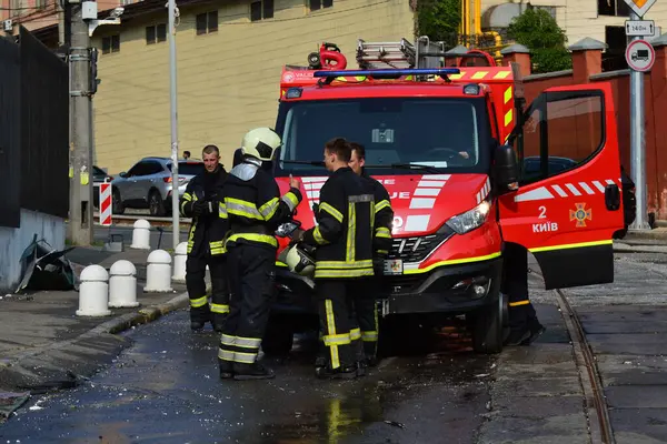 Rusya 'nın Ukrayna' nın Kyiv kentinde Ukrayna 'ya düzenlediği saldırı sırasında, bir Rus insansız hava aracı saldırısının gerçekleştiği yerde itfaiyeciler çalışıyor.