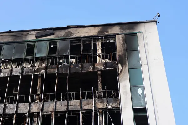 Rusya 'nın Ukrayna' nın başkenti Kyiv 'de Ukrayna' ya düzenlediği saldırıda bir Rus İHA 'sının çarptığı binanın ön cephesi yıkıldı ve yandı.