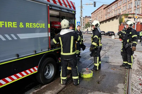 Rusya 'nın Ukrayna' nın Kyiv kentinde Ukrayna 'ya düzenlediği saldırı sırasında, bir Rus insansız hava aracı saldırısının gerçekleştiği yerde itfaiyeciler çalışıyor.