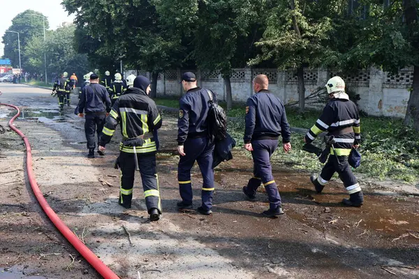 Rusya 'nın Ukrayna' nın Kyiv kentinde Ukrayna 'ya düzenlediği saldırı sırasında, bir Rus insansız hava aracı saldırısının gerçekleştiği yerde itfaiyeciler çalışıyor.