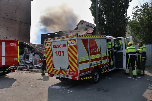 Rusya 'nın Ukrayna' nın Kyiv kentinde Ukrayna 'ya düzenlediği saldırı sırasında, bir Rus insansız hava aracı saldırısının gerçekleştiği yerde itfaiyeciler çalışıyor.