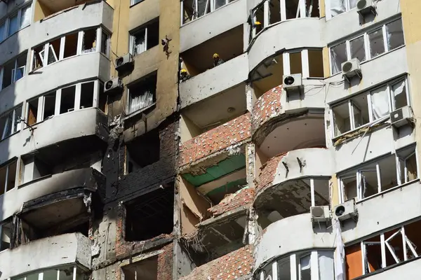 Kurtarma ekipleri, 6 Haziran 2025 'te Ukrayna' nın başkenti Kyiv 'de Rus insansız hava aracı ve füze saldırısının ardından hasarlı bir binadaki yanmış bir apartmanın enkazını temizliyor..