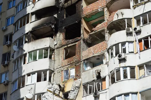 Rus insansız hava aracı ve füze saldırısının ardından 6 Haziran 2025 'te Ukrayna' nın başkenti Kyiv 'de bir konut binası hasar gördü..