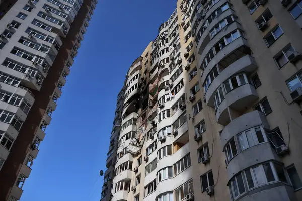 Rus insansız hava aracı ve füze saldırısının ardından 6 Haziran 2025 'te Ukrayna' nın başkenti Kyiv 'de bir konut binası hasar gördü..