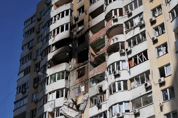 Rus insansız hava aracı ve füze saldırısının ardından 6 Haziran 2025 'te Ukrayna' nın başkenti Kyiv 'de bir konut binası hasar gördü..