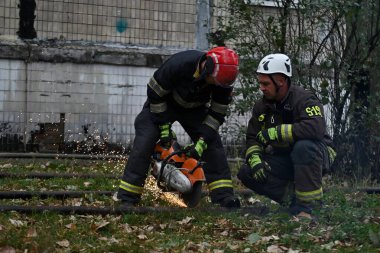 Kurtarma ekipleri, 28 Eylül 2025 'te Ukrayna' nın başkenti Kyiv 'de Rus saldırısının vurduğu bir binada çalışıyor.