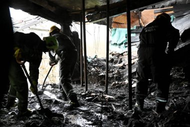 Kurtarma ekipleri, 28 Eylül 2025 'te Ukrayna' nın başkenti Kyiv 'de Rus saldırısının vurduğu bir binada çalışıyor.