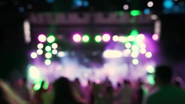Ludzie Tańczą Koncert Nocnym Klubie Światła Rozmyte Tle — Wideo stockowe