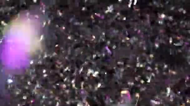 Les Gens Dansent Boîte Nuit Pleut Des Confettis Sur Foule — Video
