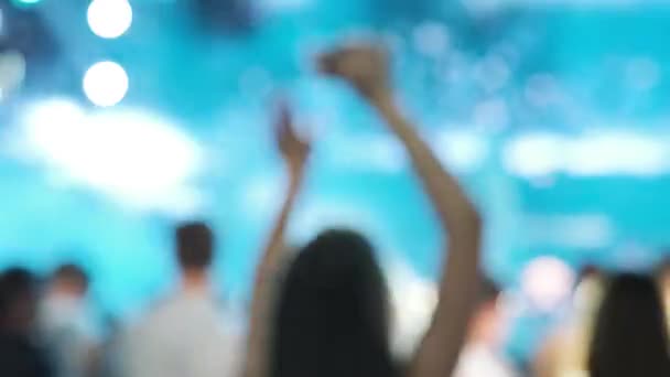 Nsanlar Gece Kulübünde Dans Ediyor Kız Konser Salonunun Içinde Elleri — Stok video
