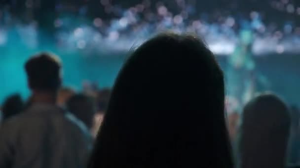 Mädchen Tanzen Konzert Veranstaltung Nachtclub Hintergrund Verschwommenes Licht — Stockvideo