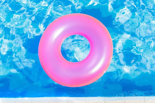 Nafukovací Bazén Plaveckým Kroužkem Kroužky Vodě Modrém Pozadí Letním Dni — Stock fotografie