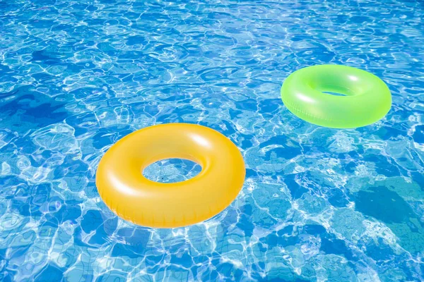 带着泳圈和蓝色背景的水圈的充气游泳池 — 图库照片