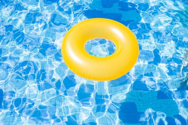 带着泳圈和蓝色背景的水圈的充气游泳池 — 图库照片