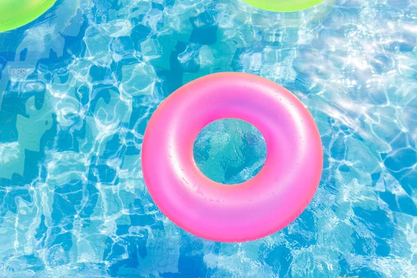 Aufblasbares Becken Mit Schwimmring Und Ringen Wasser Auf Blauem Hintergrund — Stockfoto