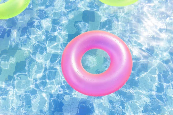 Надувний Басейн Плавальним Кільцем Кільцями Воді Синьому Фоні Літній День — стокове фото